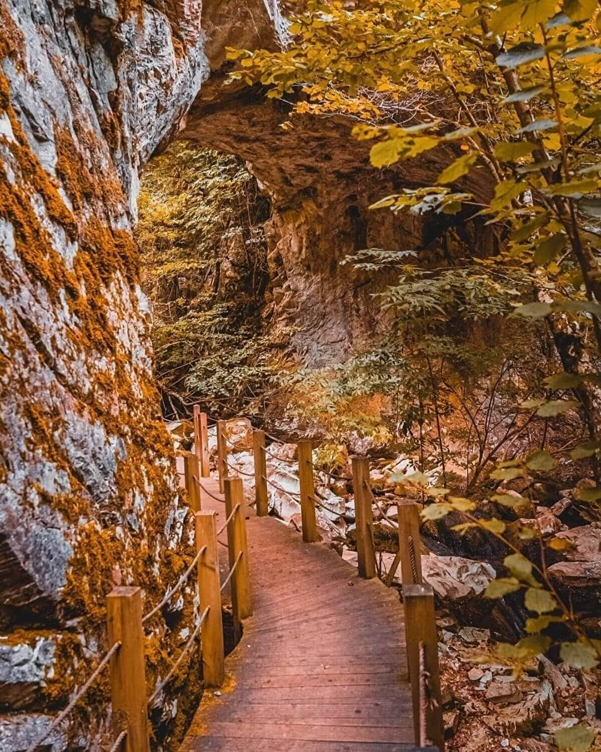 Dupnisa Mağarası